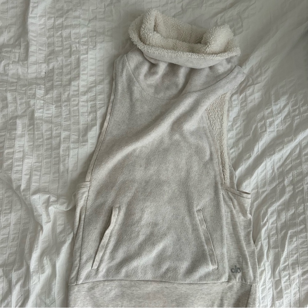 ALO CREAM SHERPA TURTLENECK FROST VEST S